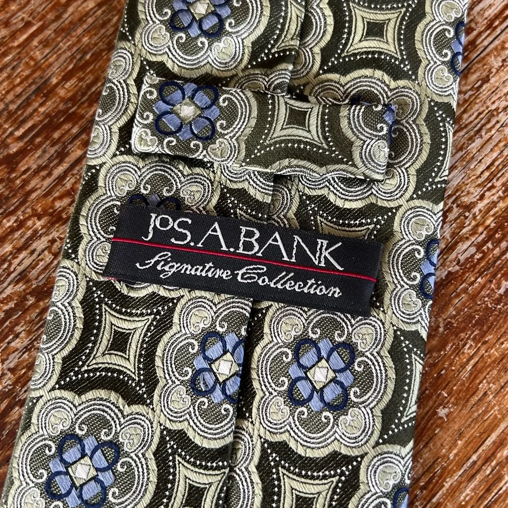 Jos. A. Bank Men’s Silk Tie Signature Collection Green Blue Medallion Motif EUC
